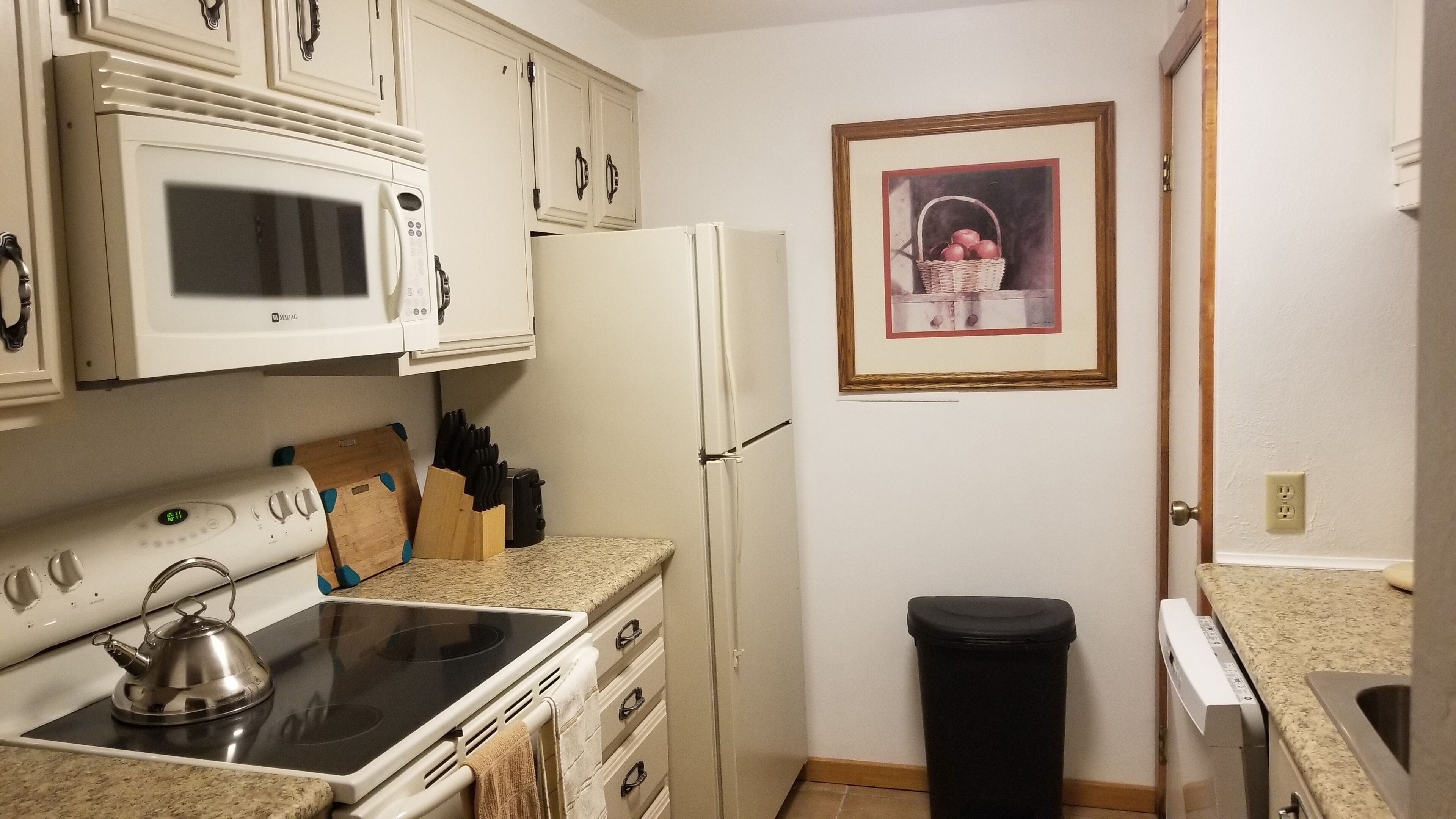 Chateaux condo - Top Floor, mountain side, heated pool and a short walk to lifts