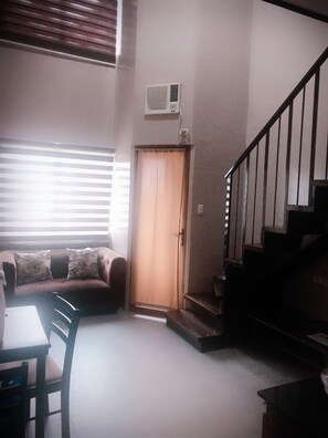 Flat-screen TV - tagaytay staycation Loft (silang)