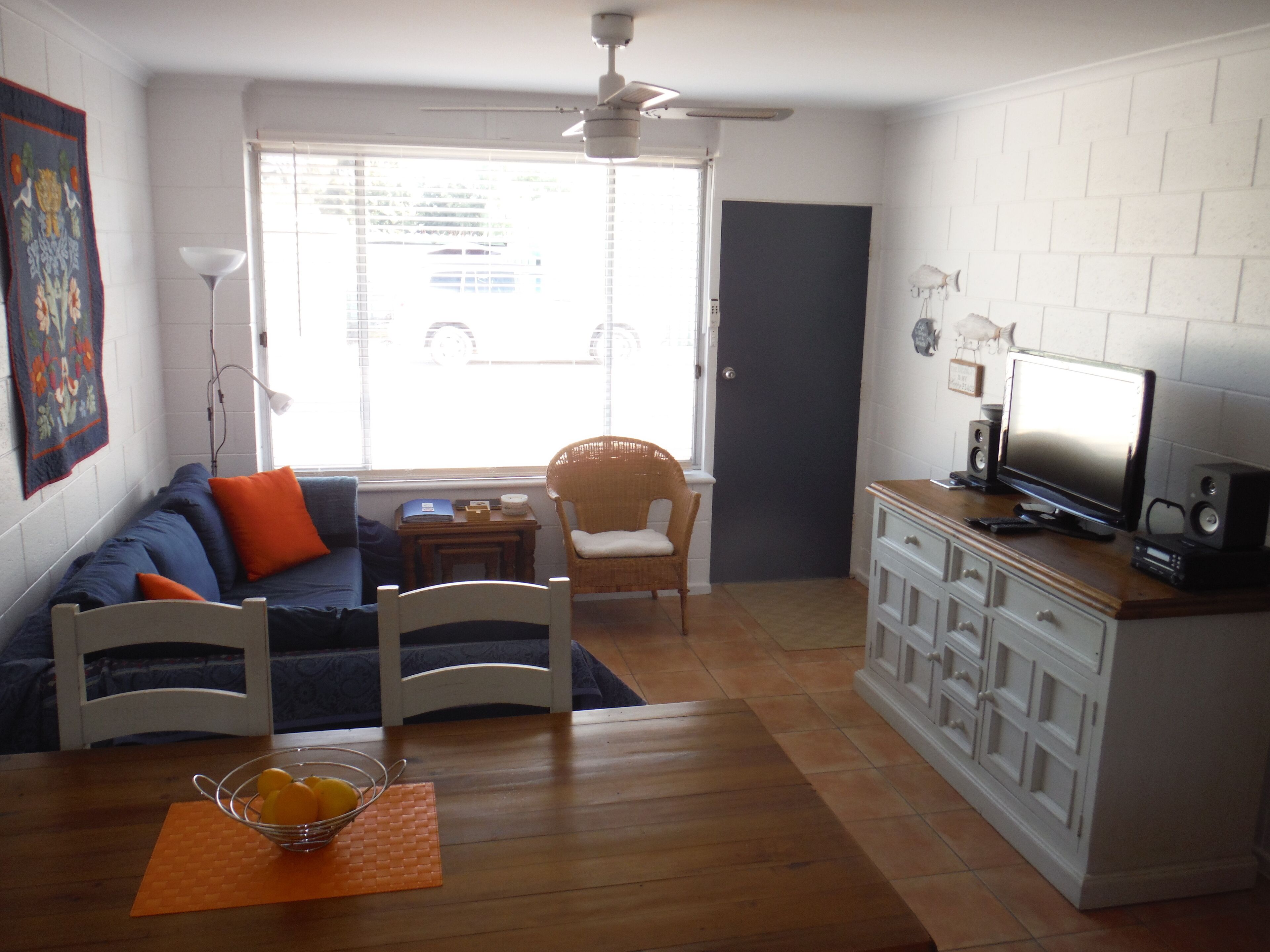 Walk to Wharf, beach and shops.  Large Shed for boat or extra dining