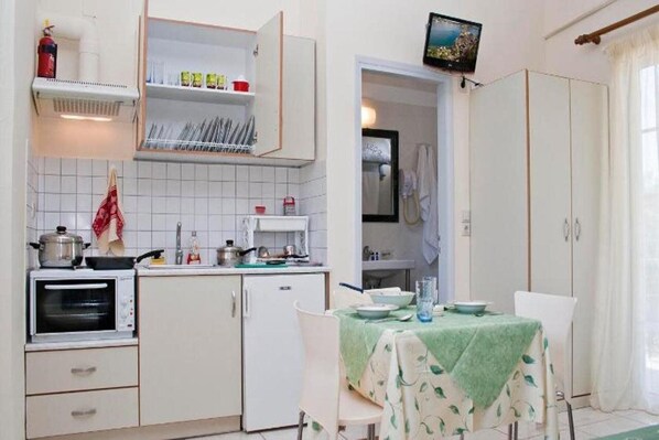 Frigorífico, hervidor eléctrico y utensilios de cocina
