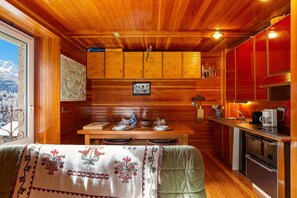 Een koelkast, een oven, een kookplaat, een vaatwasser