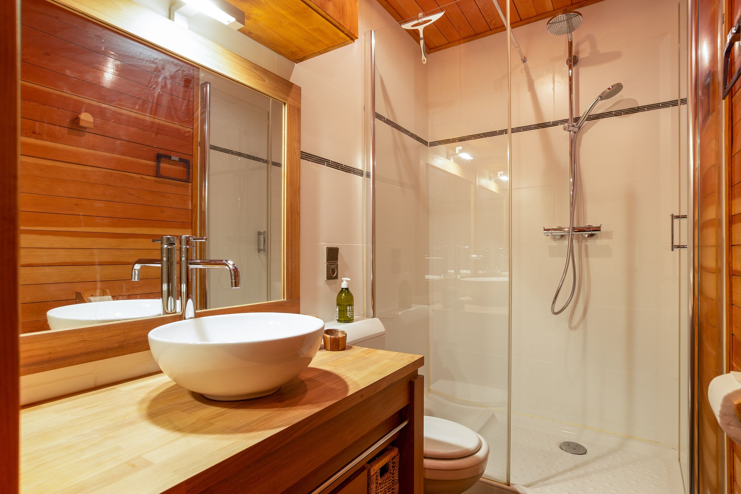 Een douche, een haardroger, handdoeken