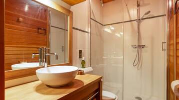Een douche, een haardroger, handdoeken