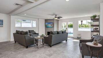 House | Living room | Flat-screen TV, fireplace