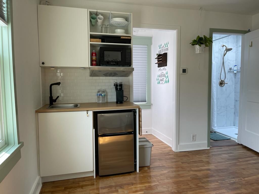 Refrigerador, microondas, cafetera y tetera y tostadora 