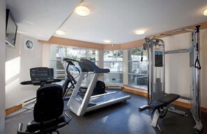 Fitness facility - Mountain condo w/ pool & hot tub (Whistler)