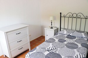 3 bedrooms, iron/ironing board, bed sheets