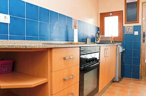 Kylskåp, mikrovågsugn, ugn och spishäll