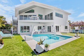 Lämmitetty uima-allas