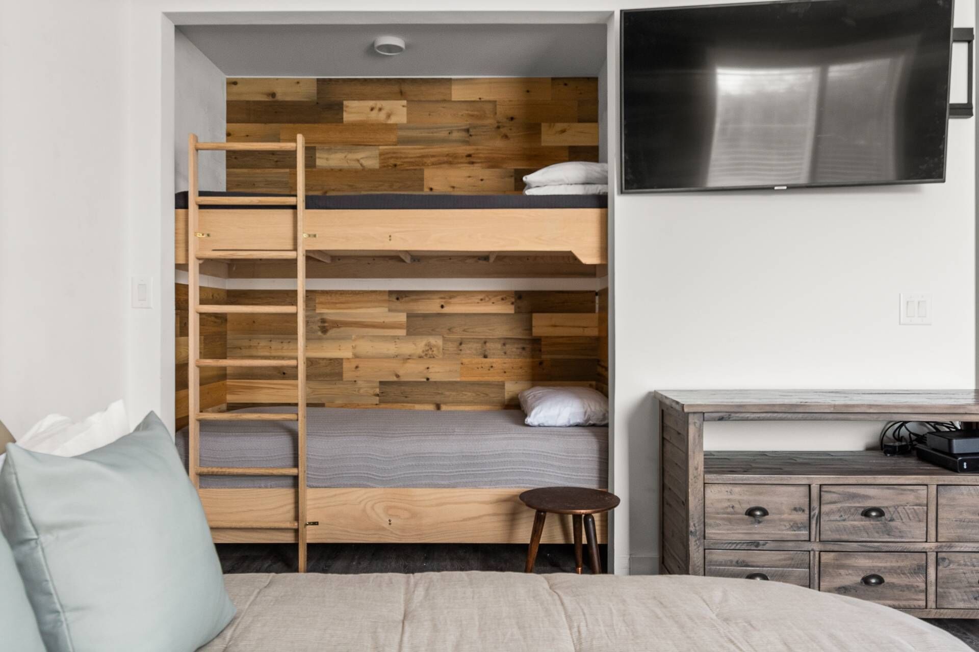 E301~ Top Floor Penthouse Studio ~ Minutes to Broadway, Downtown, & Gulch ~ Free Parking ~ Fast WiFi