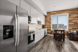 Frigorífico, microondas, horno y lavavajillas