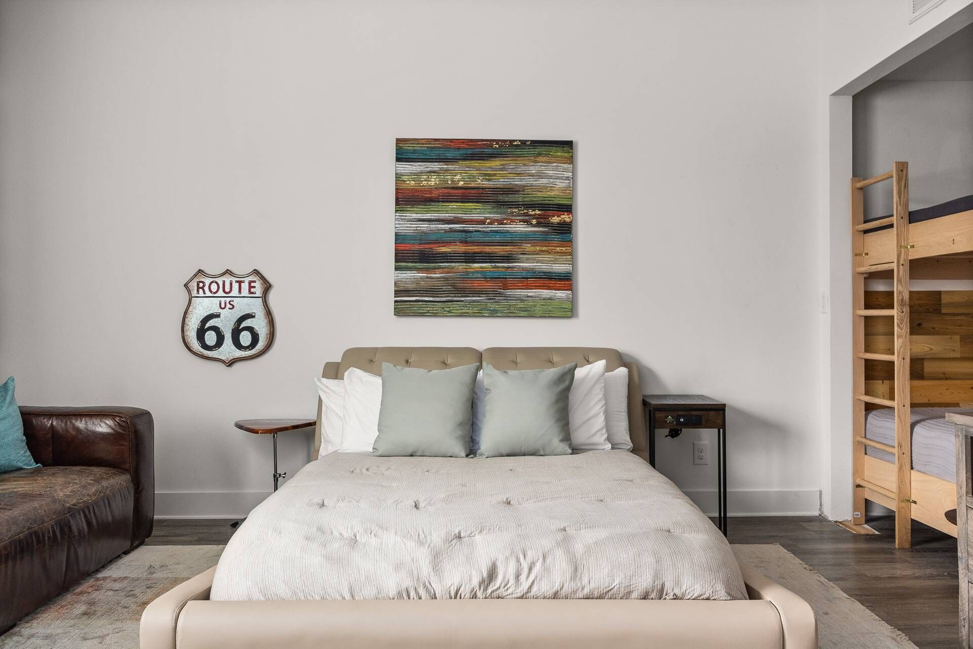 E301~ Top Floor Penthouse Studio ~ Minutes to Broadway, Downtown, & Gulch ~ Free Parking ~ Fast WiFi