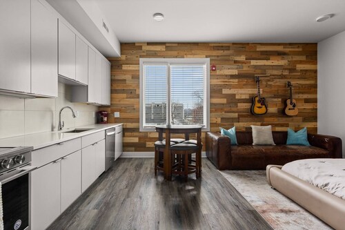 E301~ Top Floor Penthouse Studio ~ Close to Downtown But Still Quiet ~ Free Parking ~ Fast WiFi