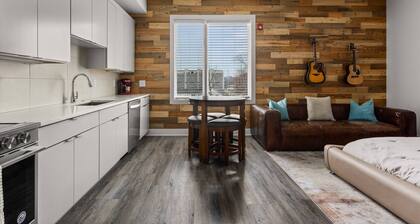 E301~ Top Floor Penthouse Studio ~ Close to Downtown But Still Quiet ~ Free Parking ~ Fast WiFi