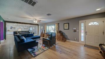 Smart TV, libros, biblioteca musical y estéreo