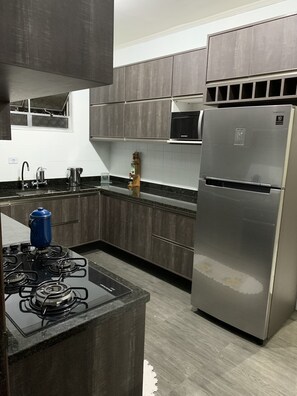 Réfrigérateur, four à micro-ondes, un four, surface de cuisson