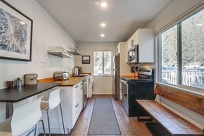 Réfrigérateur, micro-ondes, plaque de cuisson, lave-vaisselle