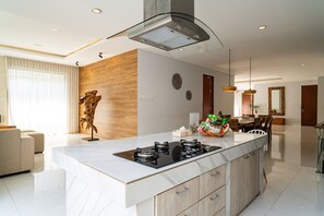 Réfrigérateur, micro-ondes, plaque de cuisson, bouilloire électrique