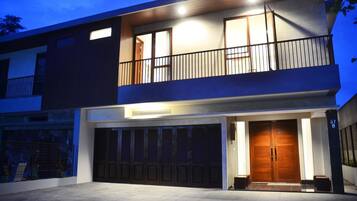 Façade de l’hébergement - soirée/nuit