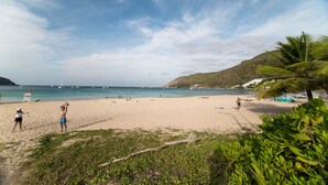 Una playa cerca, arena blanca