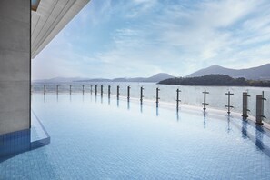 Hồ bơi ngoài trời phục vụ theo mùa 