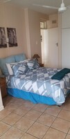 1 habitación, espacio para trabajar con laptop y ropa de cama