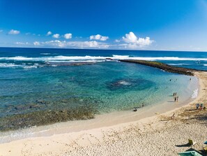 On the beach, sun-loungers, beach towels - SPRING REDUCED! Villa 109 Garden View Turtle Bay (Kahuku)