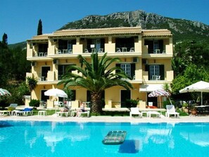 Outdoor pool - Royal Rose (Corfu)