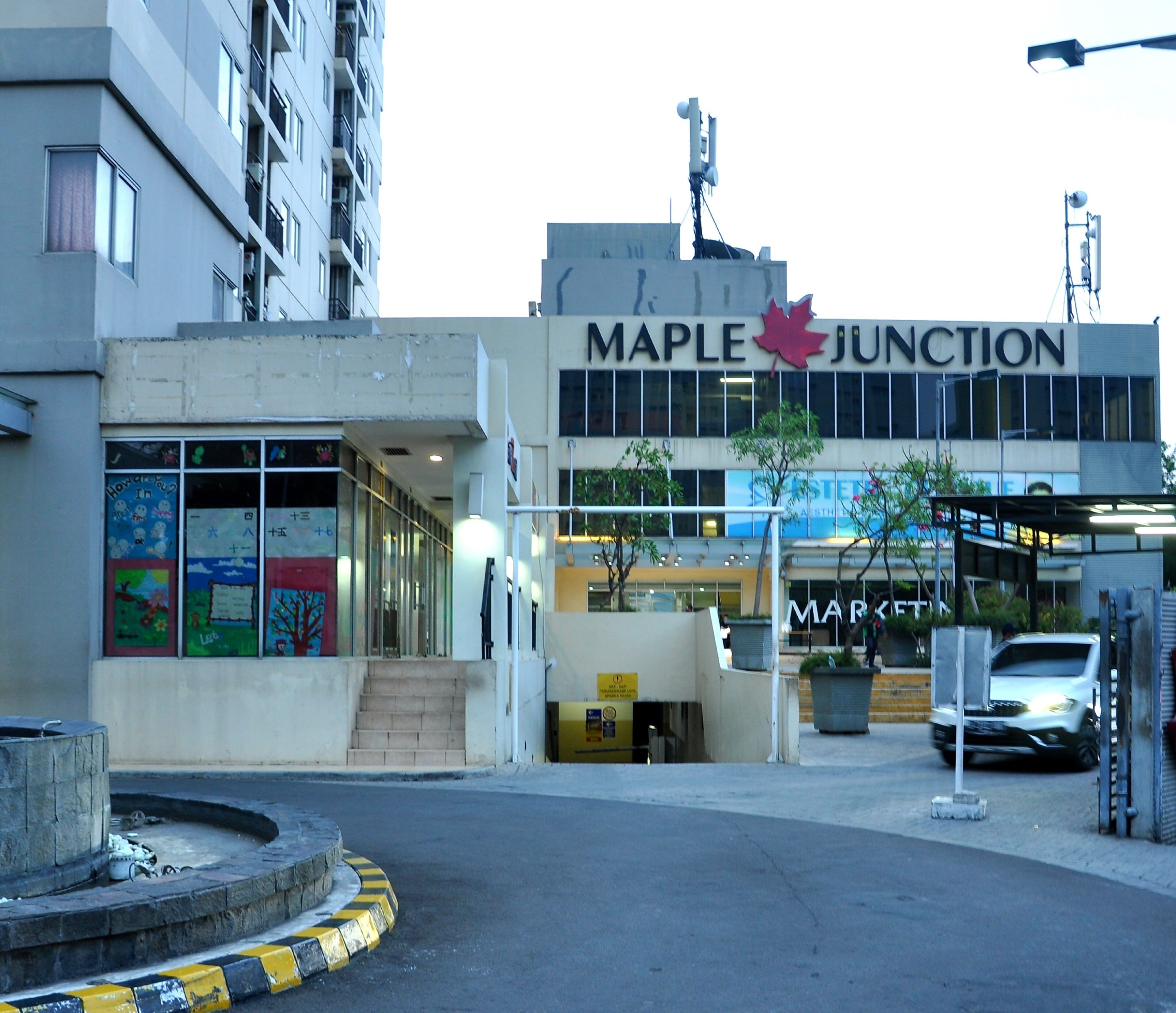 Un bâtiment sur lequel on peut lire l’inscription « Maple Junction ».