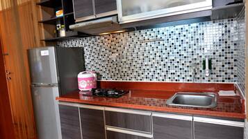 Apartamento, 2 quartos | Cozinha privada | Geladeira, cooktop, talheres/pratos/utensílios de cozinha