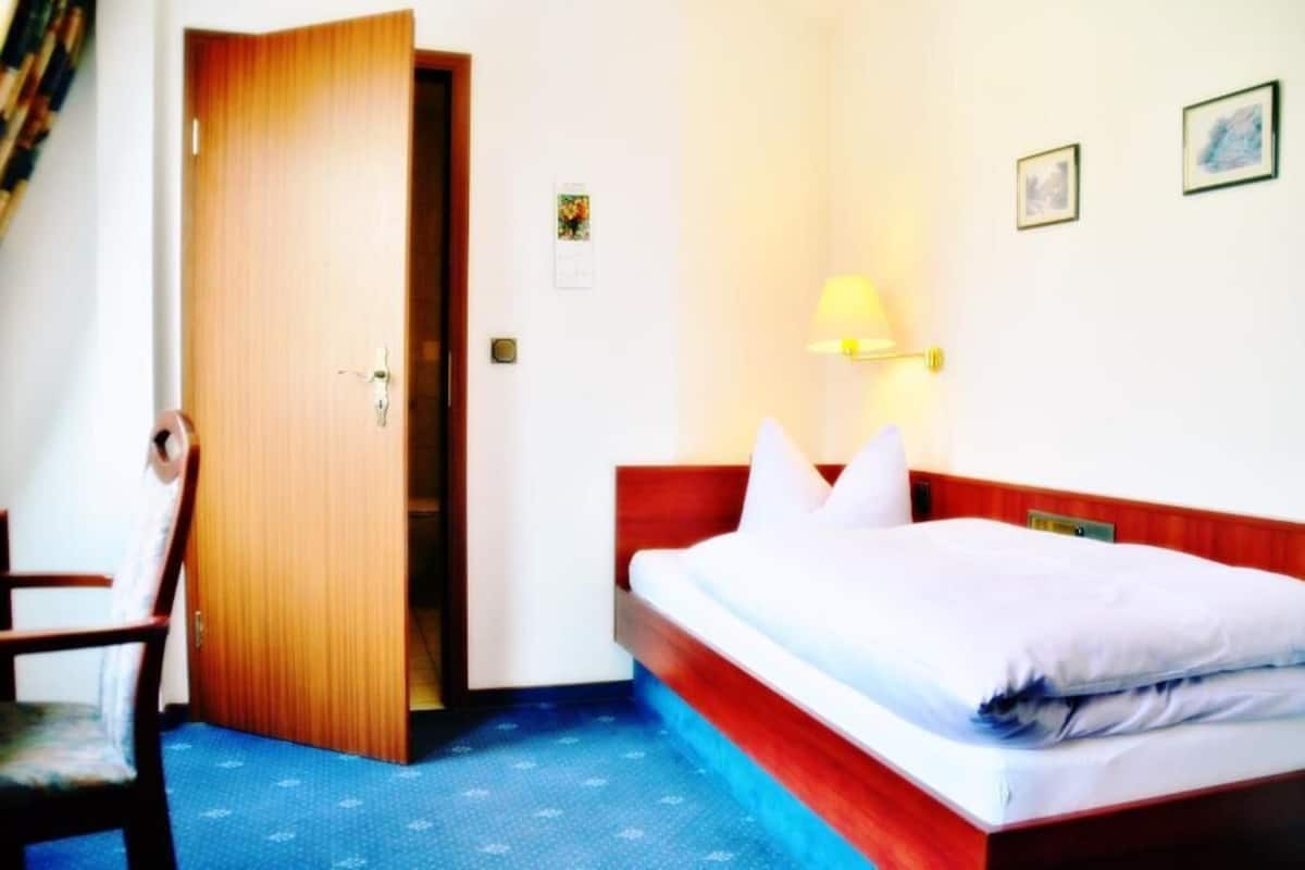 Single Room | In-room safe, desk, blackout drapes, free WiFi