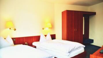 Habitación con 2 camas individuales, 2 camas individuales, para no fumadores | Caja de seguridad en la habitación, escritorio y cortinas blackout