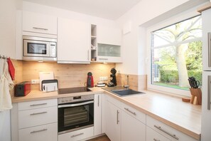 Frigorífico, microondas, horno y placa de cocina
