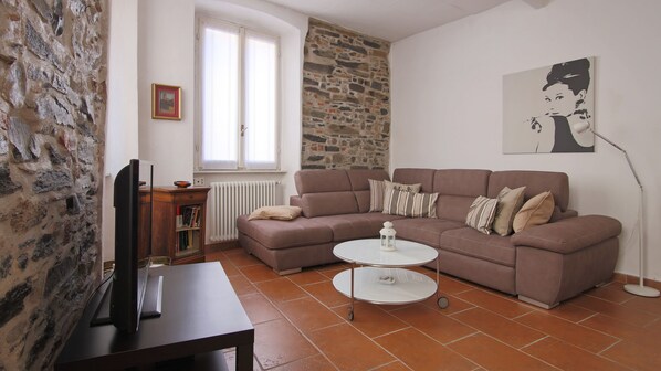 Appartement (1 Bedroom) | Salle de séjour | Télévision à écran plat de 20 pouces avec chaînes numériques, télévision