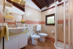 Villa supérieure | Salle de bain | Douche, séchoir à cheveux, peignoirs, bidet