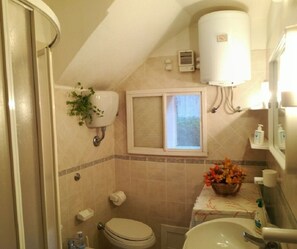 Dusche, Haartrockner, Bidet, Handtücher