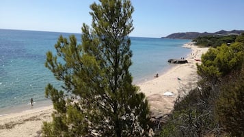 Una spiaggia nelle vicinanze, lettini da mare