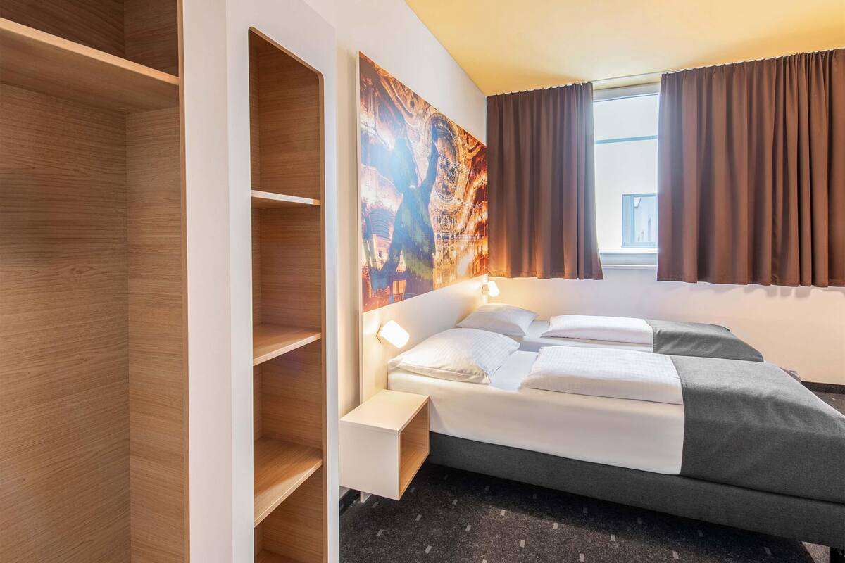 twin room | desk, soundproofing, free wifi, bed sheets