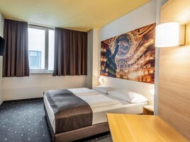 Desk, soundproofing, free WiFi, bed sheets