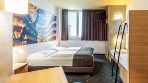 4 人部屋 | デスク、防音設備、WiFi (無料)、ベッドシーツ