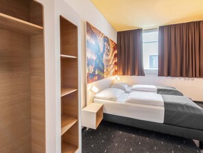 Quarto duplo | Escrivaninha, quartos à prova de som, Wi-Fi de cortesia, roupa de cama