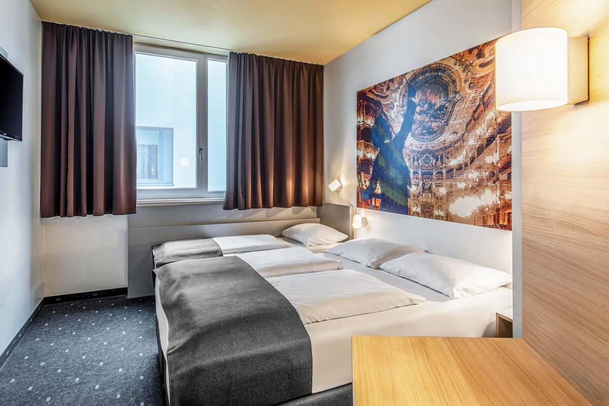 Triple Room | Desk, soundproofing, free WiFi, bed sheets