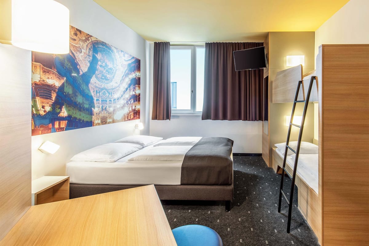 Quadruple Room | Desk, soundproofing, free WiFi, bed sheets