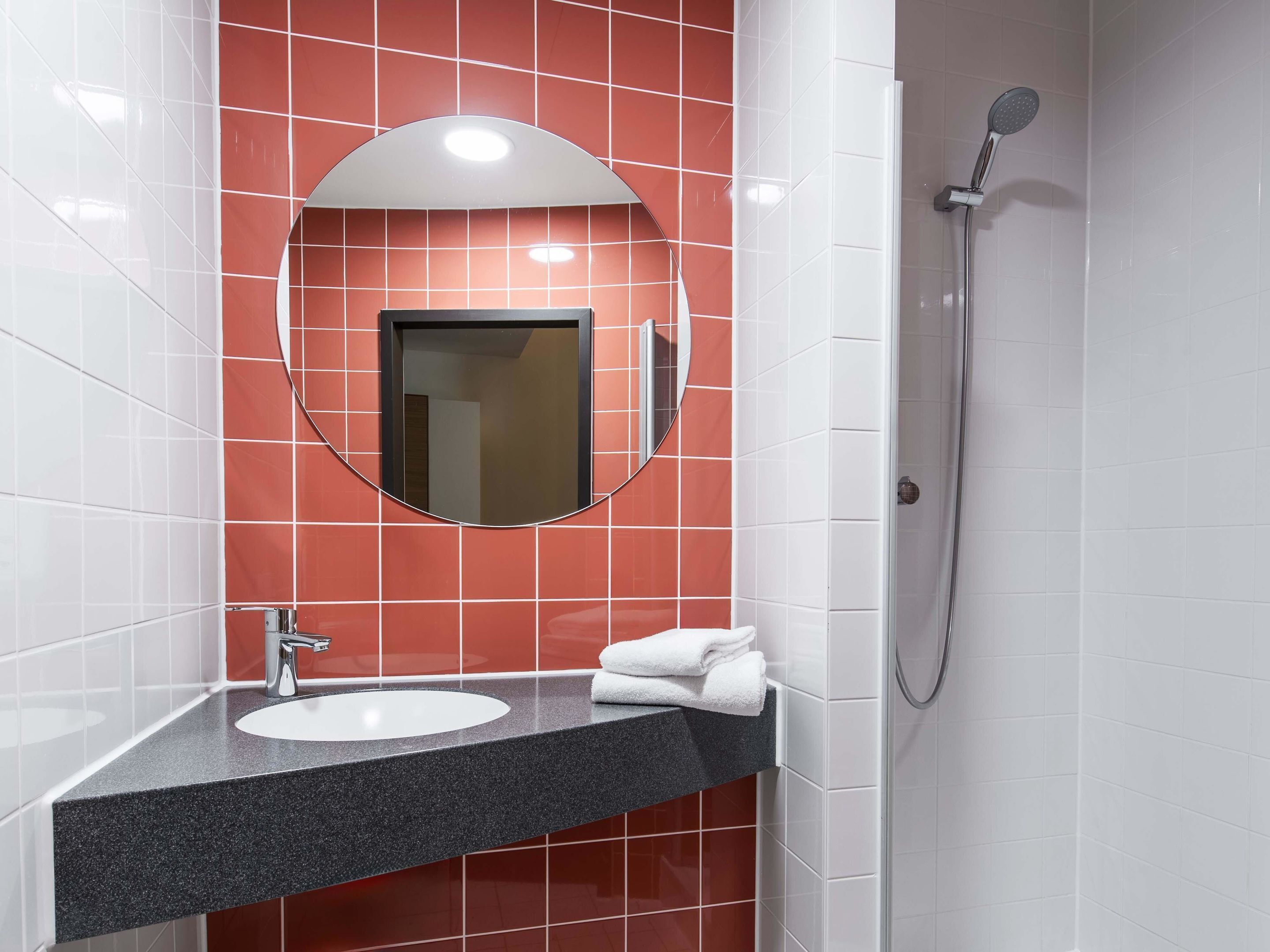 Dusche, Haartrockner, Handtücher