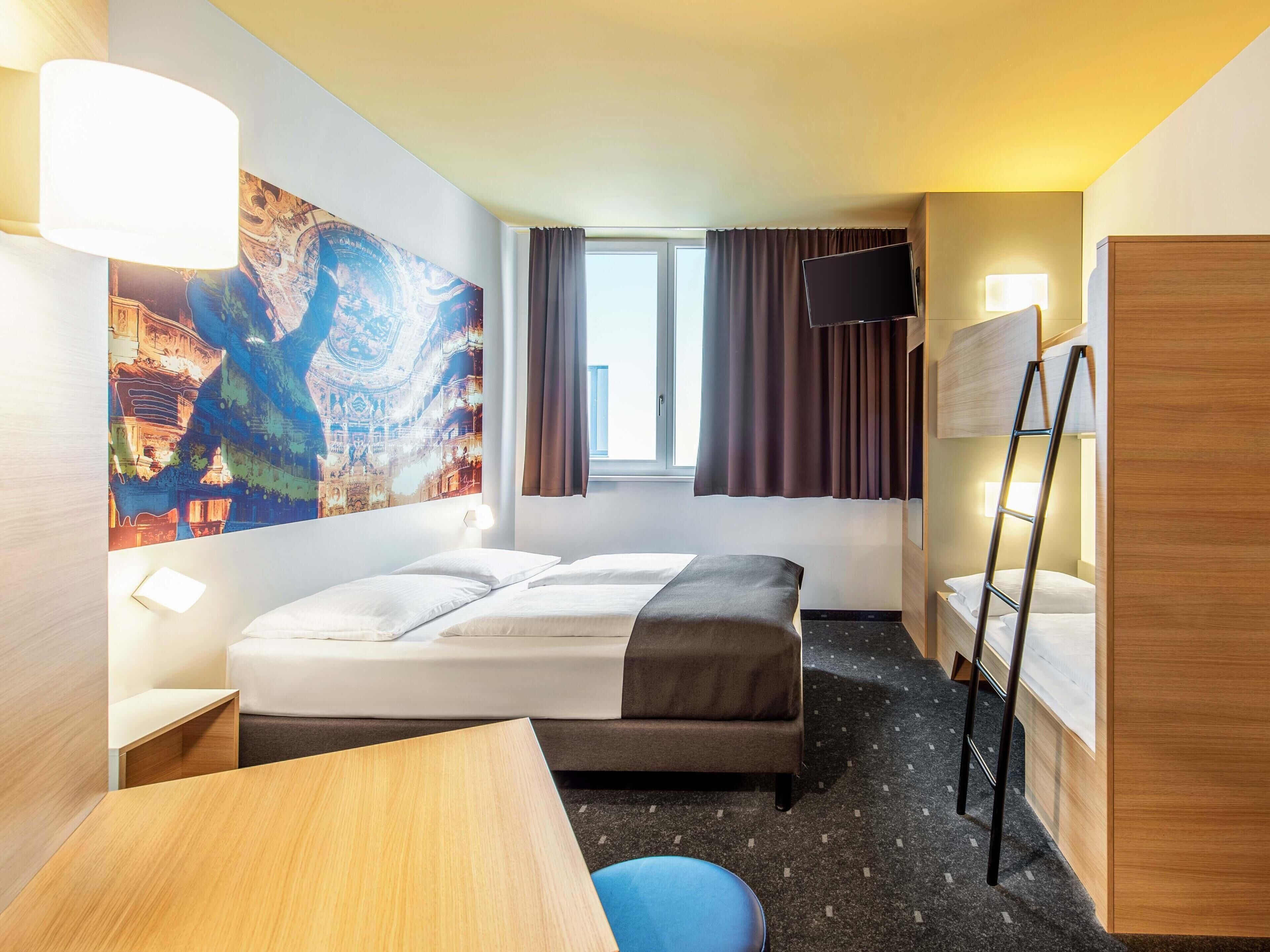 Quadruple Room | Desk, soundproofing, free WiFi, bed sheets