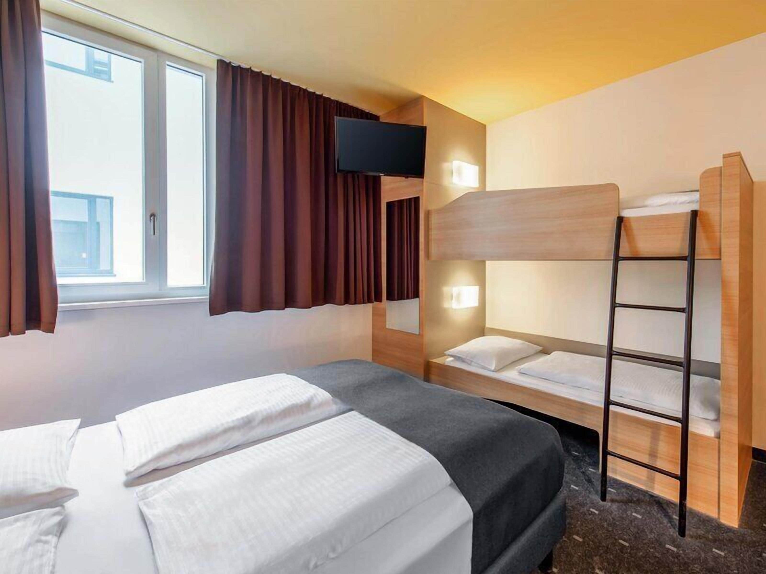 Vierbettzimmer | Schreibtisch, schallisolierte Zimmer, kostenloses WLAN, Bettwäsche