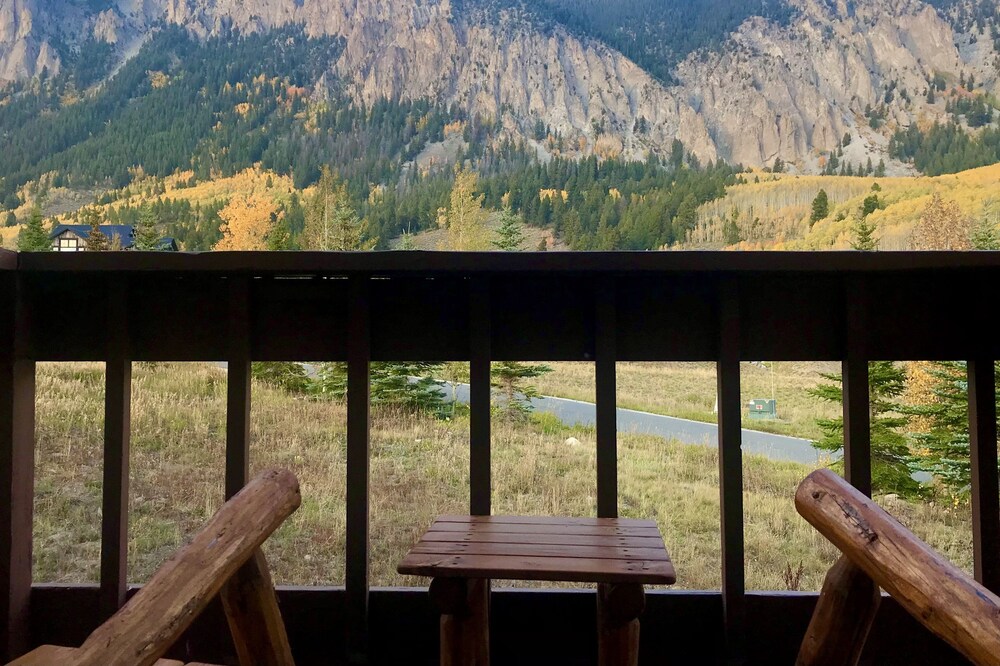 Rustic Cabin Condo With Soaring Views of Mt. Crested Butte