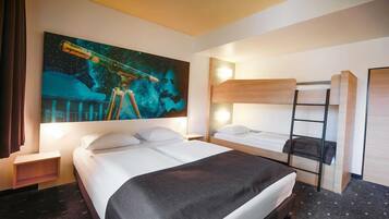 Desk, soundproofing, free WiFi, bed sheets