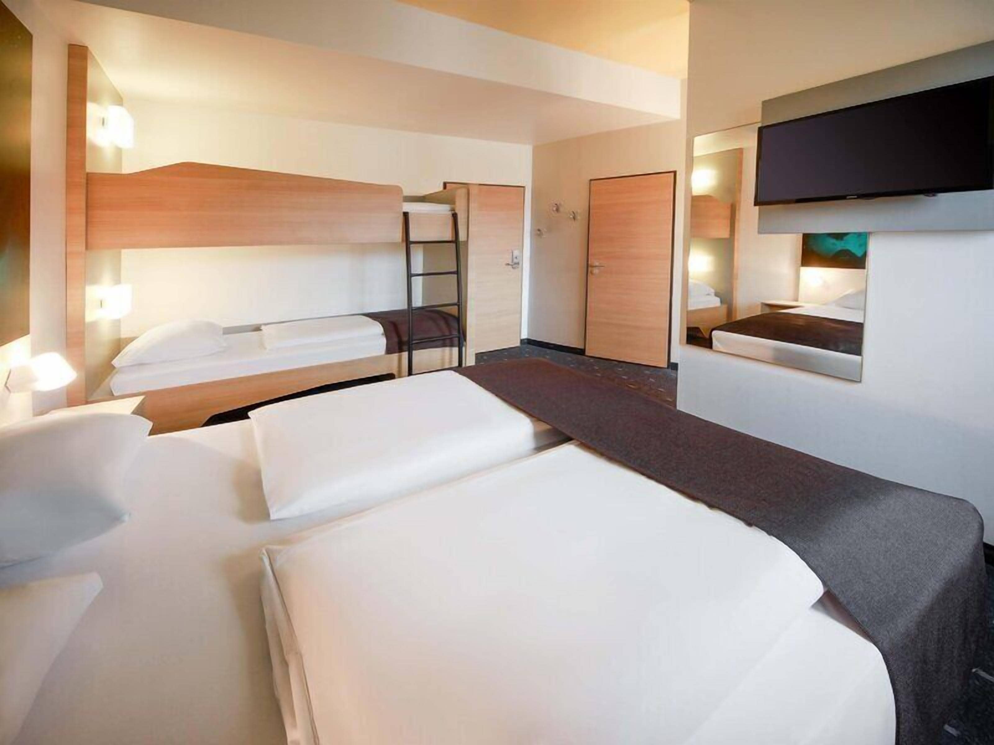 Vierbettzimmer | Schreibtisch, schallisolierte Zimmer, kostenloses WLAN, Bettwäsche
