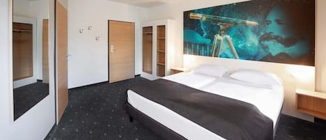 Escritorio, sistema de insonorización, wifi gratis y ropa de cama